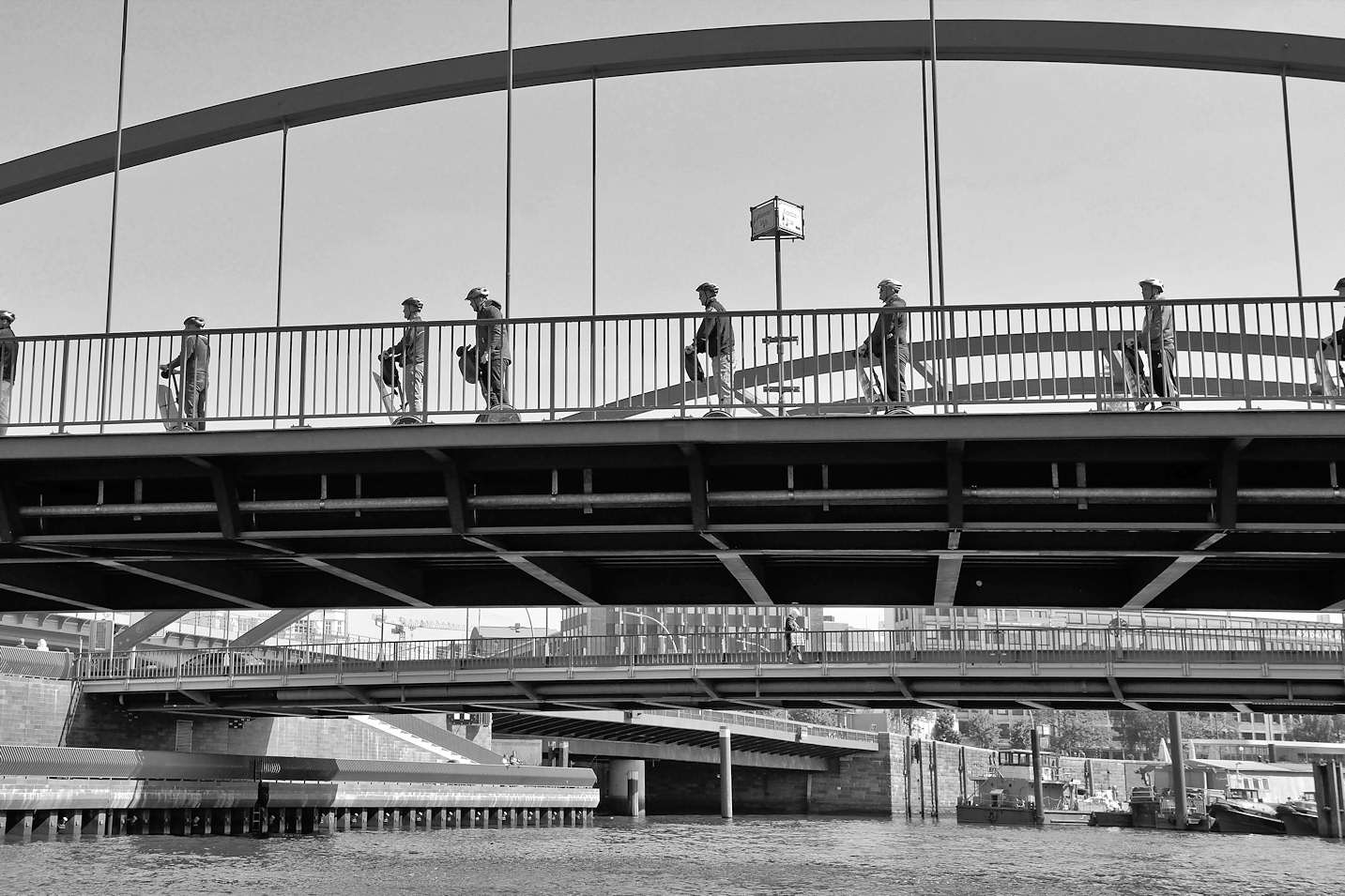 1334a Die Niederbaumbrücke führt über den Hamburger Binnenhafen / Einfahrt zum Zollkanal. | Binnenhafen - historisches Hafenbecken in der Hamburger Altstadt.